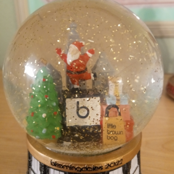 Bloomingdale's Musical Christmas Snow Globe plays to the tune "Jingle Bells" - Picture 3 of 9